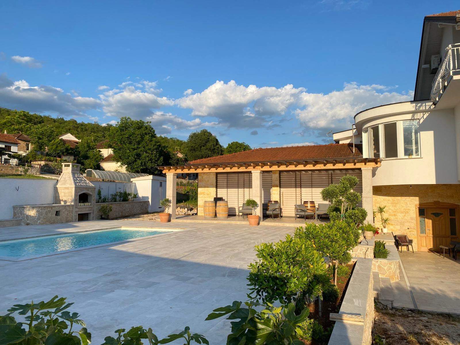 Vila i bazen